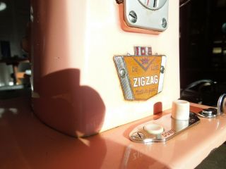 Rare Pink Art Deco Stradivaro Zig ZAg Deluxe 105 Sewing Machine,  Carry Case 4