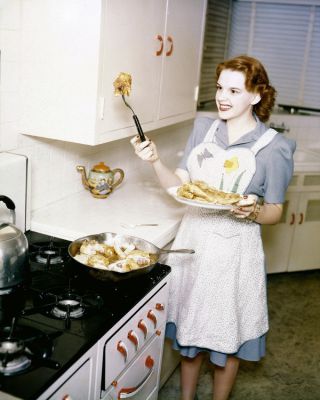 Judy Garland Rare At Home Cooking Breakfast Color Image 8x10 Photo