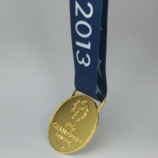 RARE 2013 European Final Bayern Munchen Football Champions Gold Medal Badge 3