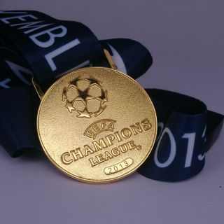 RARE 2013 European Final Bayern Munchen Football Champions Gold Medal Badge 4