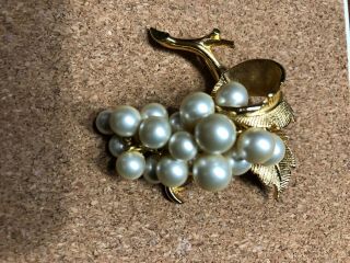Rare Signed Boucher 8853p Brooch Gold Tone,  Grapes Of Faux Pearls