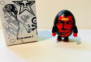 Shepard Fairey Obey Toy2r Qee Egg Figure Rare Kaws Kidrobot Dunny Signed Box