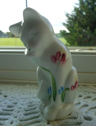 Adorable Vintage 4 " Fenton White Glass Grooming Cat Figurine Sticker Signed Rare