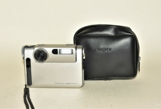 Vintage Sony DSC - F1 With charger and Case Very rare and 2