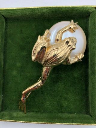 ULTRA RARE FROG HOLDING AN EXTREME LRG FX PEARL UNIQUE BROOCH GOOD LUCK TALISMAN 2