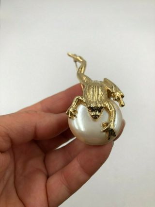 ULTRA RARE FROG HOLDING AN EXTREME LRG FX PEARL UNIQUE BROOCH GOOD LUCK TALISMAN 5