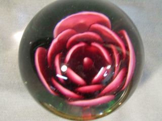 LARGE,  RARE JOE ST CLAIR ART GLASS PAPERWEIGHT - 15 PETAL RED CRIMP ROSE 4