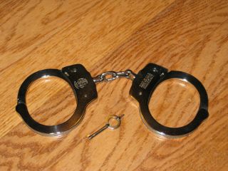RARE Smith and Wesson Model 91 Mirror Polish Handcuffs (shackles) 4