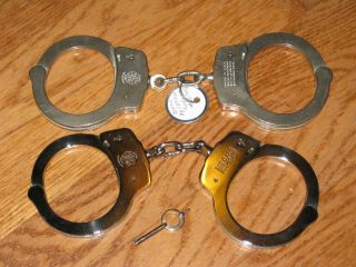 RARE Smith and Wesson Model 91 Mirror Polish Handcuffs (shackles) 5