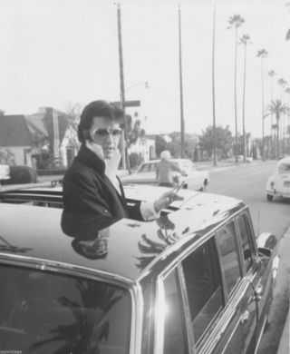 Vtg Rare B&w Portrait Of Elvis Presley Popping Our Of Limo Sunroof Doheny Dr.