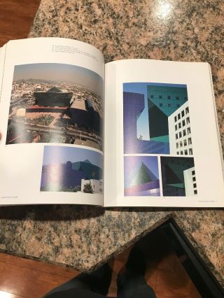1990 Cesar Pelli Buildings and Projects 1965 - 1990 First Edition RARE 5