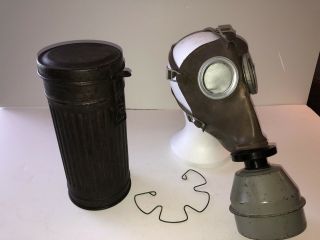 Ww2 German Army Gas Mask And Case Can 1939 Date With Rare Retaining Spring