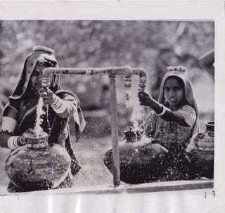 Horst Faas: Filling Water Jugs Phalodi India Rare Vintage 1966 Press Photo