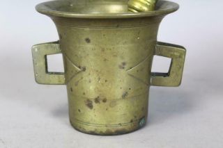 A RARE DECORATED 17TH C BRASS DOUBLE HANDLE MORTAR AND PESTLE IN OLD SURFACE 3