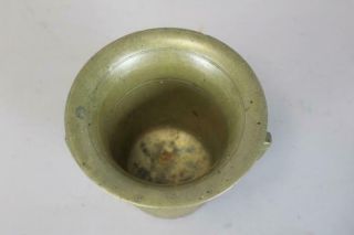 A RARE DECORATED 17TH C BRASS DOUBLE HANDLE MORTAR AND PESTLE IN OLD SURFACE 8