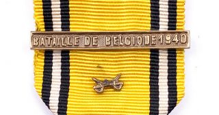WWII BELGIUM COMMEMORATIVE MEDAL WITH SWORDS AND RARE BAR BATAILLE DE BELGIQUE 2