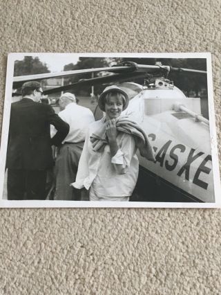 Maggie Smith - Rare 1965 Press Photo Filming In London