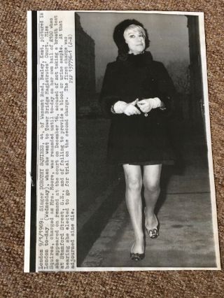 Dorothy Squires - Very Rare 1969 Press Photograph Of Her Going To Court