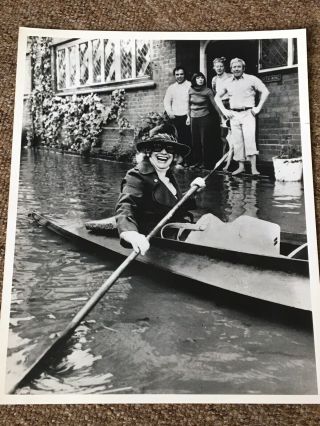 Dorothy Squires - Very Rare Press Photograph Of Her In A Boat In Brighton