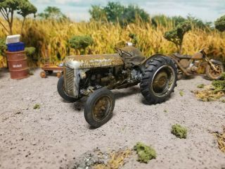 Ford 8N farm tractor rusty barn find JUNKYARD diorama 1/25 RARE 3