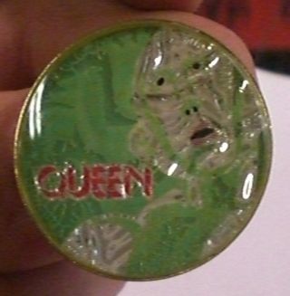 Rare Vintage Queen News Of The World Robot Pin Badge Button 1 " Diameter Fast