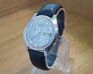 Mens Vintage Retro Rare Collectable Seiko 5 Automatic Silver Day Date Watch 7009