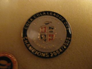 Rare Old 2005 Luton Town Football Club (36) Champions Metal Brooch Pin Badge