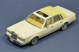 1/43 Lincoln Town Car 1986 Beige Neo Scale Models 43545 Resin Rare Towncar White
