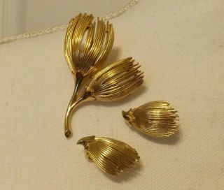 Rare Vintage Trifari Gold Tone Flower Brooch & Clip On Earrings Set Pretty
