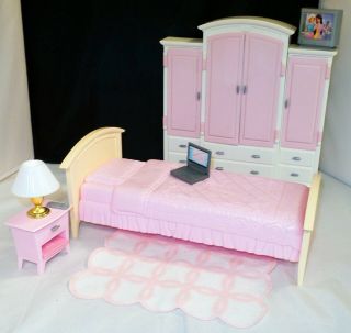 Rare Mattel Barbie Living In Style Bedroom W/closet & Accessories