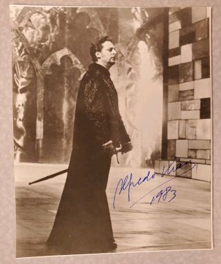 Alfredo Kraus Rare Signed Vintage 8x10 Photo,  Spanish Opera Tenor,  Great Pose