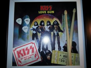 Kiss Rare Love Gun Display With Guitar Picks Pass Ace Frehley Peter Criss