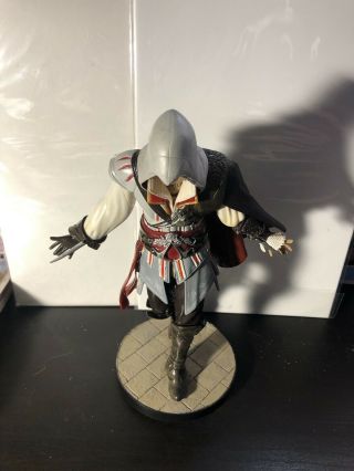 Assassin ' s Creed II 2 Collector ' s Edition Ezio Auditore Statue Figure.  RARE 2