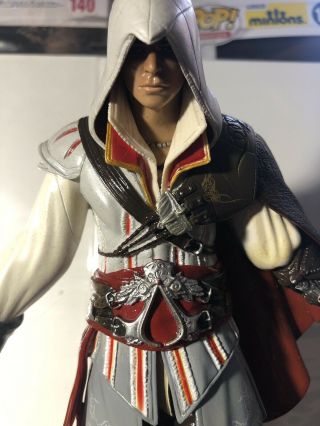 Assassin ' s Creed II 2 Collector ' s Edition Ezio Auditore Statue Figure.  RARE 3