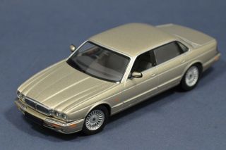 1/43 Jaguar Xj8 V8 2000 Autoart Turning Wheels Gold 1:43 Scale Diecast Car Rare