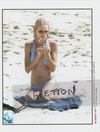 Sexy Uma Thurman Smoking In Bikini On The Beach Rare Press Photo 1