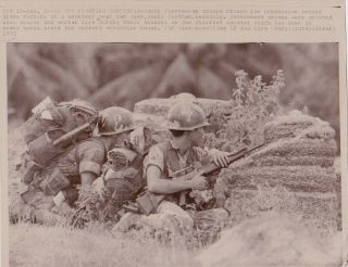 South Vietnamese Troops Crouch Vietnam War Rare Vintage 1972 Press Photo