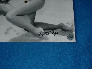 BETTIE PAGE & BUNNY YEAGER SIGNED RARE BETTIE NUDE ON BEACH WITH 2