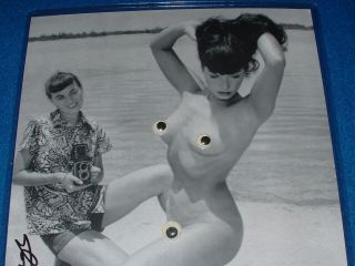 BETTIE PAGE & BUNNY YEAGER SIGNED RARE BETTIE NUDE ON BEACH WITH 4