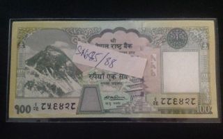 Rare Nepal 100 Rupees Mismatch Serial Nos.  85.  &.  88.  Sig.  17 P - 34 Unc