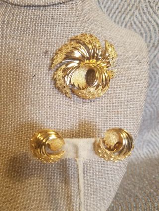 Vintage Rare Signed Trifari Brooch Pin With Matching Earrings Gold Tone