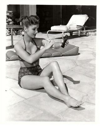 Debbie Reynolds Pin Up Bikini Applying Sunscreen Rare 1954 Photo Stampe