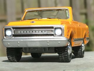 Johnny Lightning 1969 Chevrolet Blazer Convertible Rare Orange W/ Big Dog 1:64