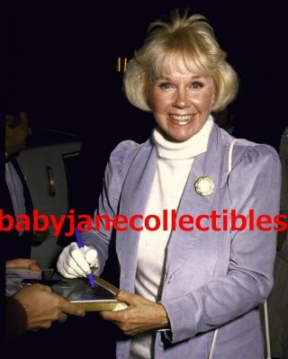 Doris Day Rare Candid Photo Signing Autograph In 1989 (106)