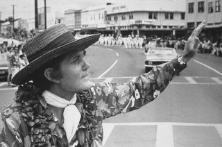 Jack Lord In Parade Waving At Crowd Rare 1975 Press Photo Transparency