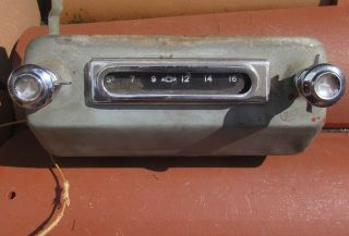 1955 To 1959 Chevrolet Truck And Suburban 12 Volt Radio Rare Oem With Knobs