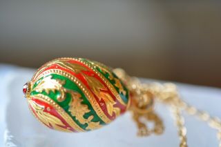 Vintage Gold Tone Enamel Swirl Ornate Egg Pendant & Necklace Rare