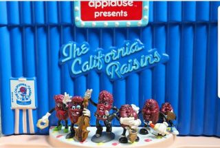 RARE APPLAUSE THE CALIFORNIA RAISINS STAGE - 1987 W/ BAND 7 FIGURES 2