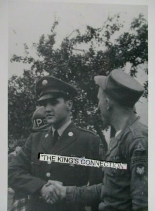 - Mega Rare Army - Photo - Elvis - Unseen - Shaking Hands With Army Fan Germany