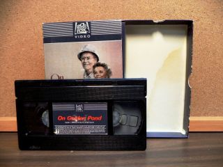 ON GOLDEN POND (1982 VHS) Katherine Hepburn,  Jane & Henry Fonda RARE BOOK BOX 5
